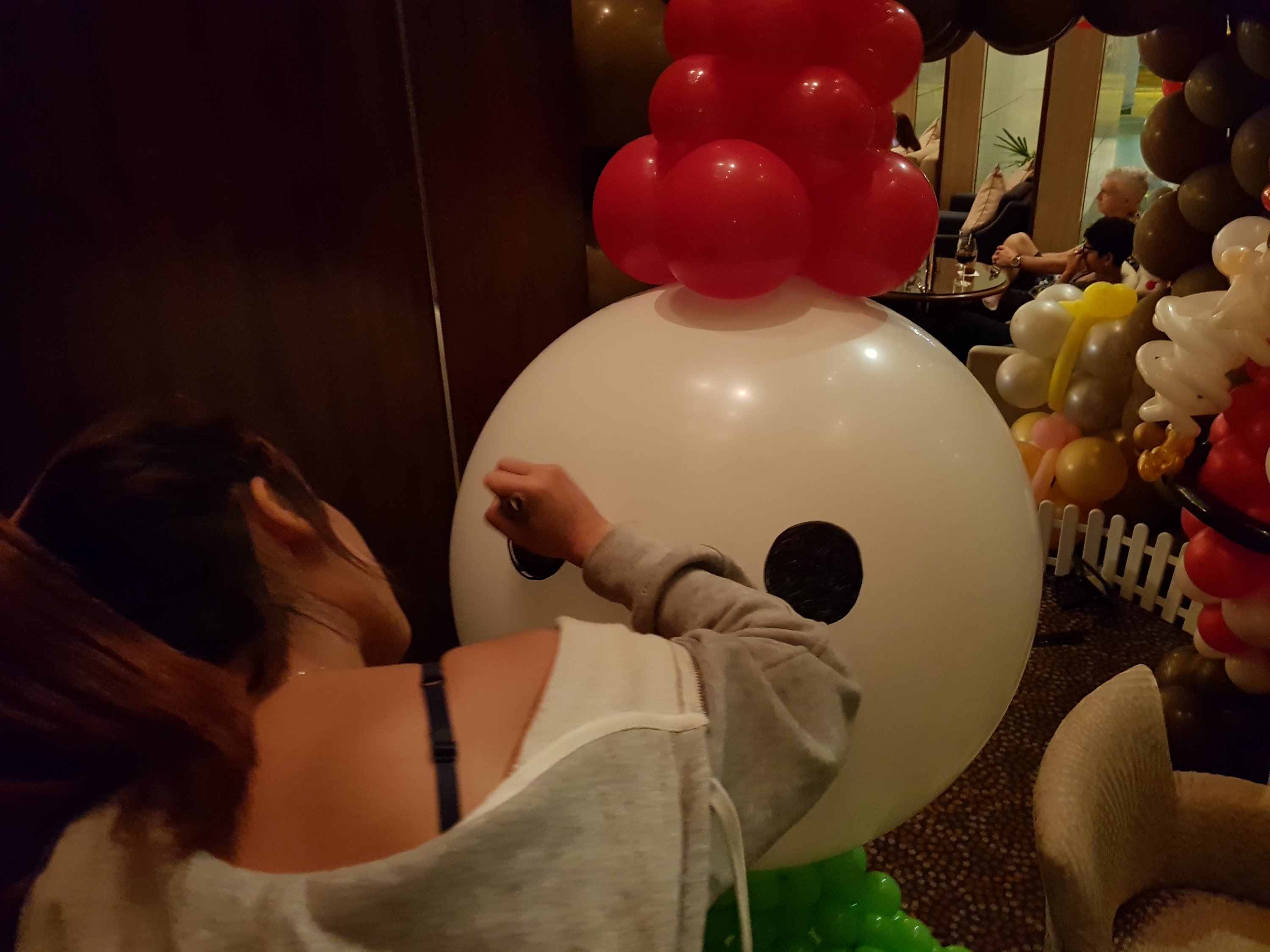 , Christmas Balloon decorations for holiday Inn Singapore Orchard!, Singapore Balloon Decoration Services - Balloon Workshop and Balloon Sculpting